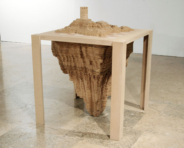 Tout ce qu’il me reste de l’Île d’Or (à Joseph) 2005-2007. Bois médium, contreplaqué, 78 x 78 x 95 cm. Exposition David Ancelin, Karim Ghelloussi, Émilie Perotto, Sarah Tritz, Maison du livre, de l’image et du son François Mitterrand, Villeurbanne