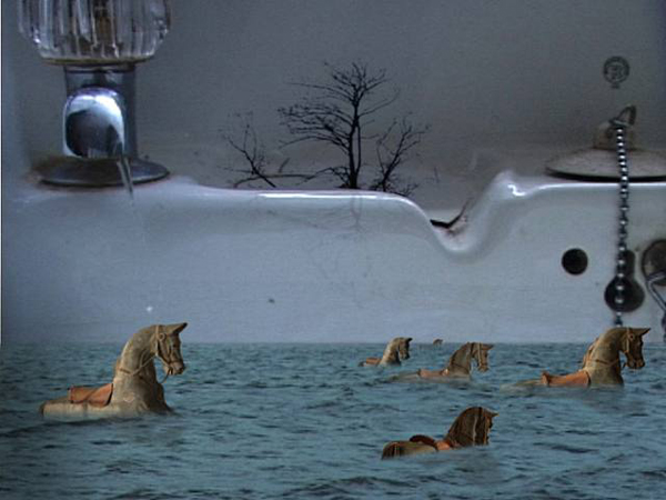 Hiraki Sawa, Going places sitting down, 2004, vidéo (trois visuels) © Hiraki Sawa, Londres, 2010