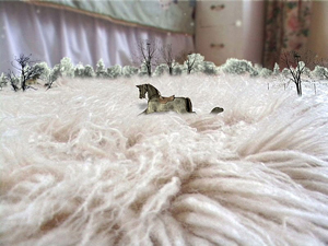 Hiraki Sawa, Going places sitting down, 2004, vidéo (trois visuels) © Hiraki Sawa, Londres, 2010