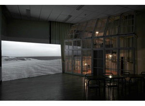 Hiraki Sawa, Variation III (Sits), vidéo, 2009 © Hiraki Sawa, Londres, 2010. Photo: Masahiro Handa