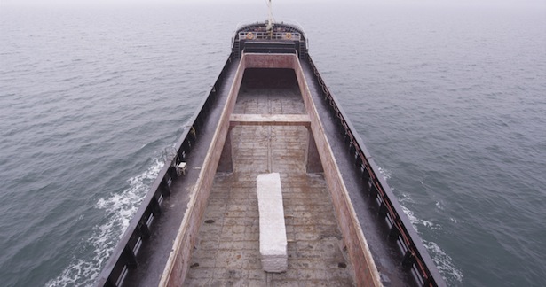 Adrian Paci, The Column [La Colonne] 2013. Vidéo couleur, son, 25'40''. Coproduction Jeu de Paume, Paris ; Trondheim Kunstmuseum, Trondheim ; PAC Padiglione d'Arte Contemporanea, Milan ; Röda Sten Konsthall, Göteborg ; Musée d'art contemporain de Montréal ; NCTM e Arte, Milan ; Unicredit Bank, Milan ; TICA, Tirana ; Vulcano, Venise.Courtesy kaufmann repetto, Milan, et Galerie Peter Kilchmann, Zurich. © Adrian Paci 2013