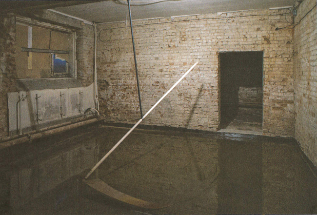 Stéphane Thidet,  Sans titre (La Faux), 2015. Eau, faux, moteur, câble. Biennale d’Ekatarinenburg. Courtesy Galerie Aline Vidal