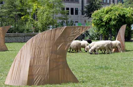 Studio 21bis, Nage en eaux troubles, Terrasse 13, Nanterre Préfecture, visuel du vernissage le 27 juin 2012, 12h30. Photo &nbsp;courtoisie des artistes