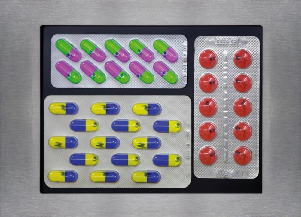 Samuel Rousseau, hemical House, Vidéo diffusée sur un écran perçue à travers des blisters évidés de produits pharmaceutiques
